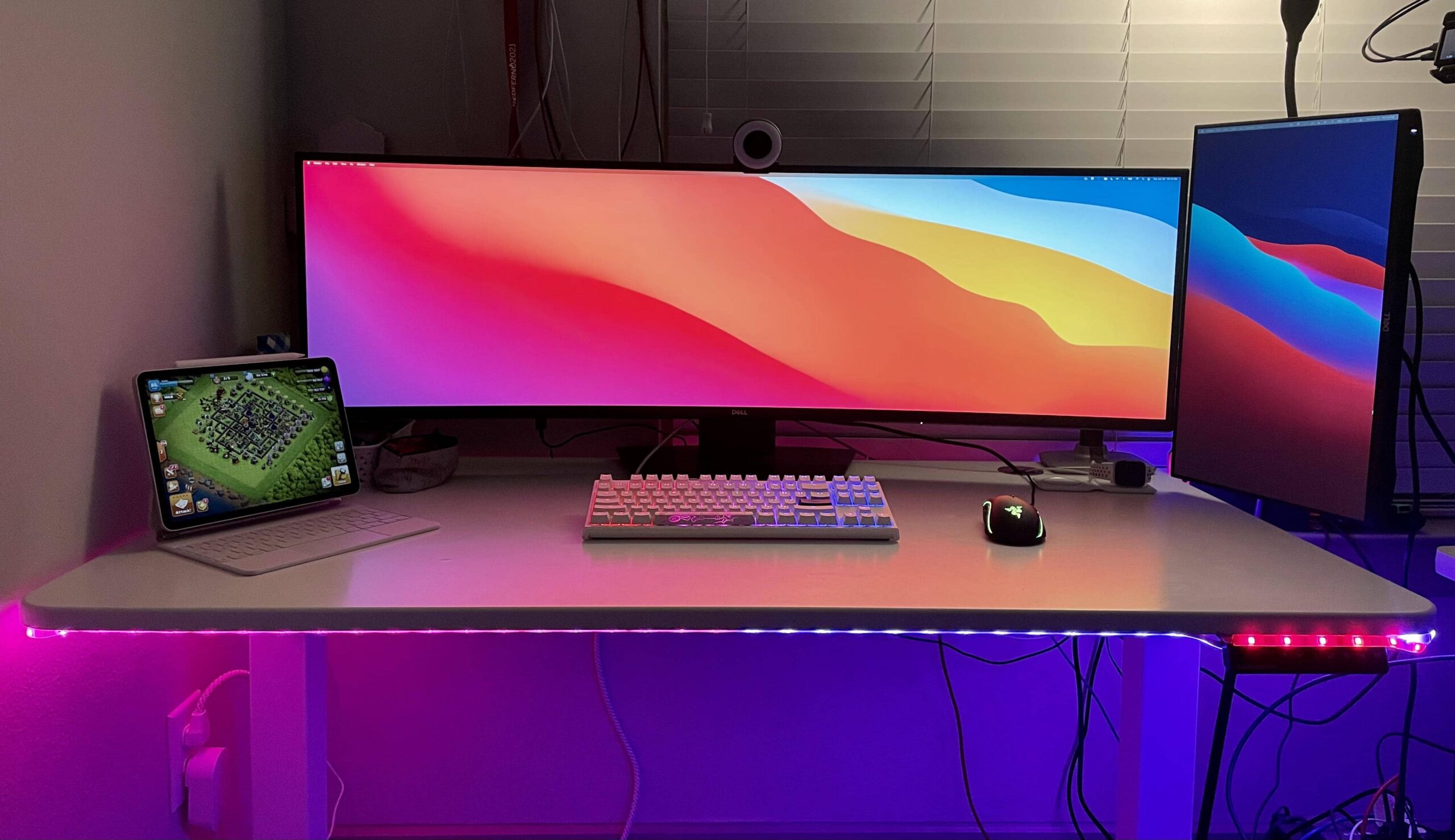 perbandingan monitor ultrawide vs dual screen setup kerja 2025