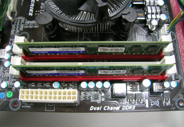 cara pasang RAM dual channel yang benar di laptop dan PC 2025