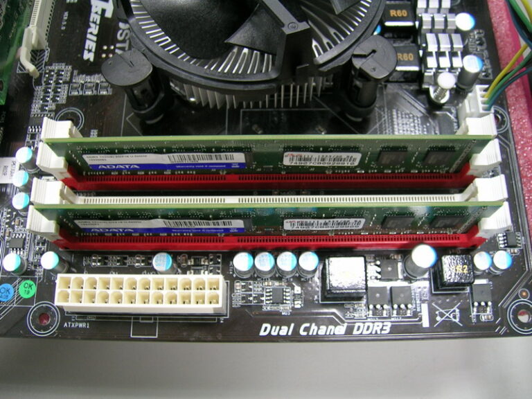 cara pasang RAM dual channel yang benar di laptop dan PC 2025