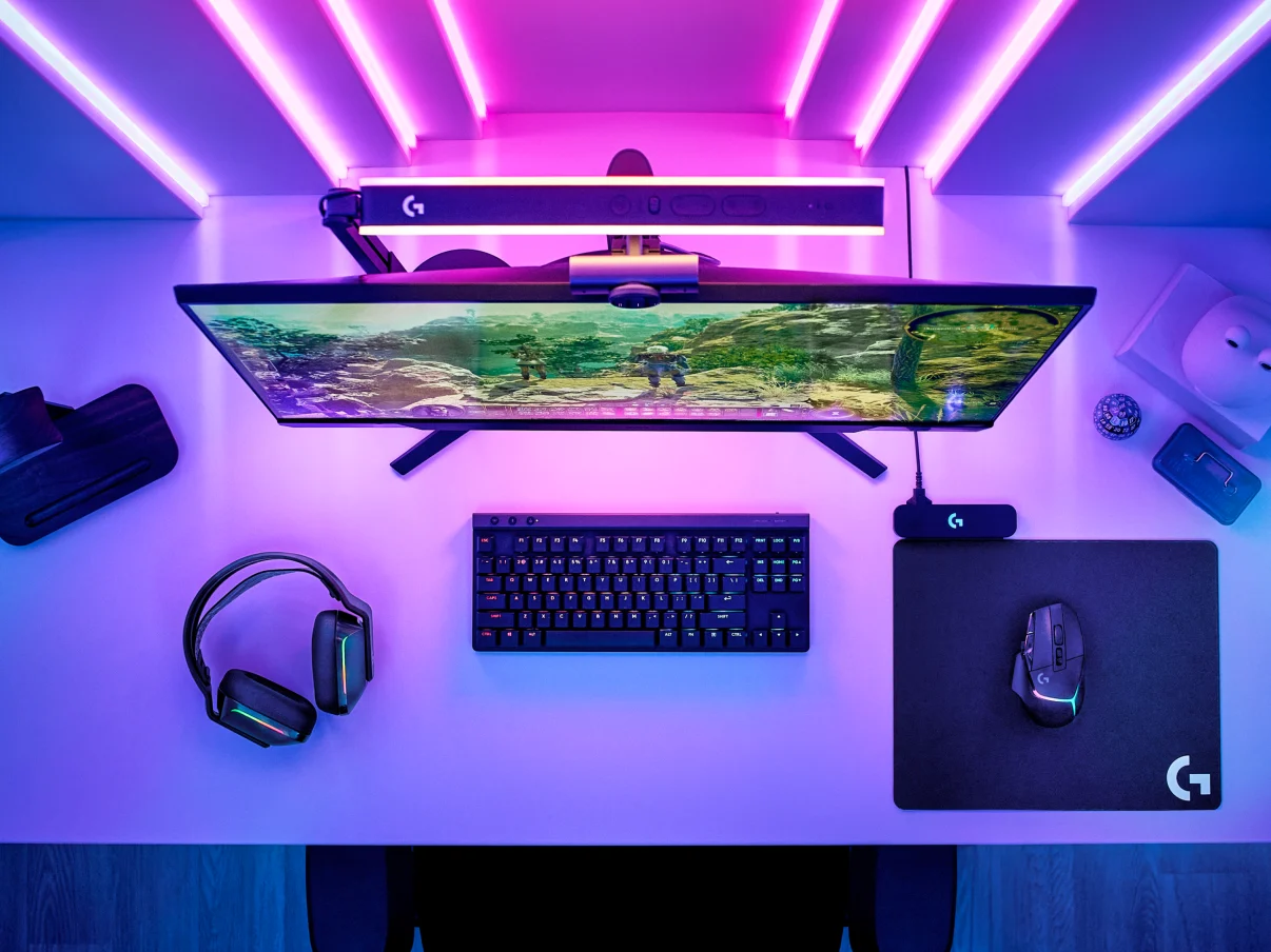 setup meja wireless untuk kerja dan gaming tahun 2025 tanpa kabel berantakan