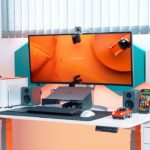 setup meja desain grafis 2025 yang ergonomis dan estetik untuk kerja kreatif