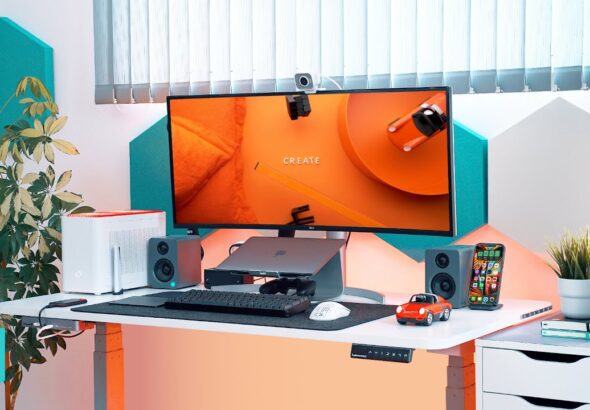 setup meja desain grafis 2025 yang ergonomis dan estetik untuk kerja kreatif
