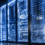 Ilustrasi data center cloud computing modern dengan server futuristik, chip AI pada motherboard, dan workstation teknologi berwarna biru.