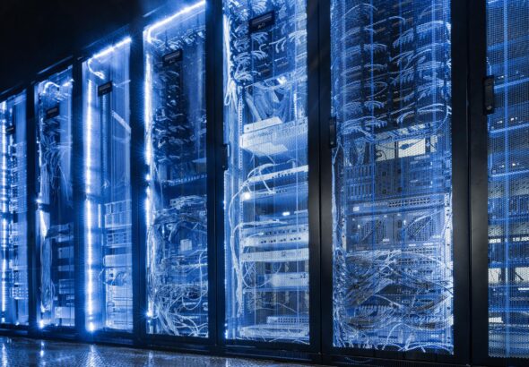 Ilustrasi data center cloud computing modern dengan server futuristik, chip AI pada motherboard, dan workstation teknologi berwarna biru.