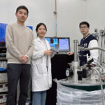 Ilustrasi quantum computing 2026 dengan prosesor kuantum futuristik, laboratorium teknologi, dan efek cahaya biru digital.