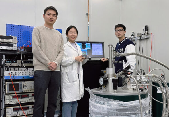 Ilustrasi quantum computing 2026 dengan prosesor kuantum futuristik, laboratorium teknologi, dan efek cahaya biru digital.